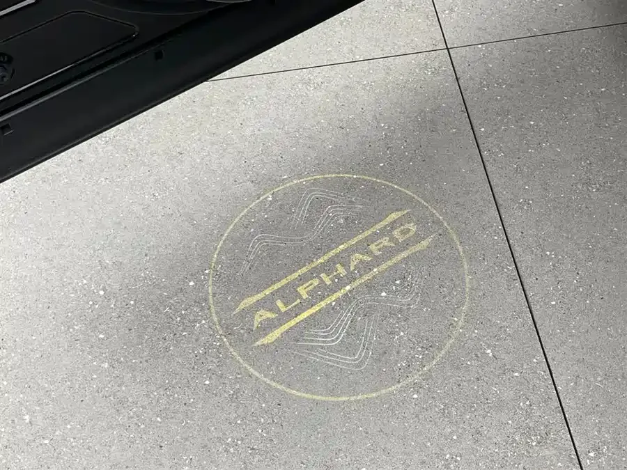 Toyota Alphard 2023 Alphard Hybrid 2.5L Premium Gold Edition 2023 — миниатюра 3