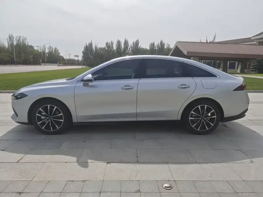 Roewe D7 Roewe D7 2025 DMH 125km World Champion Edition 2025 — миниатюра 2