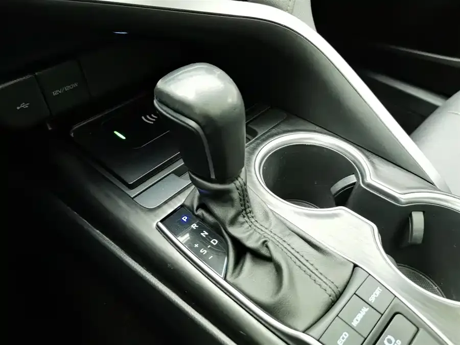 Toyota Camry Camry 2021 2.5G Deluxe Edition 2022 — миниатюра 4