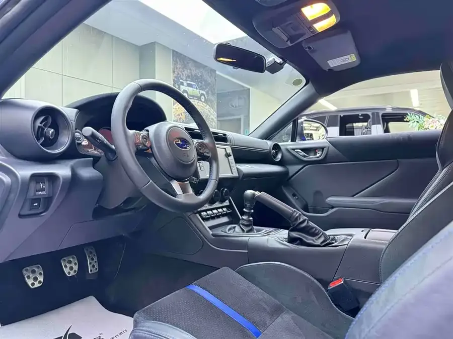 Subaru BRZ 2023 2.4L Manual 10th Anniversary Edition 2023 — миниатюра 3