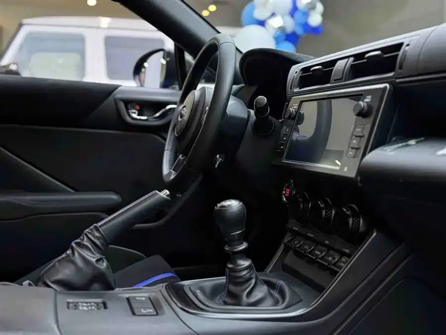 Subaru BRZ 2023 2.4L Manual 10th Anniversary Edition 2023 — миниатюра 4