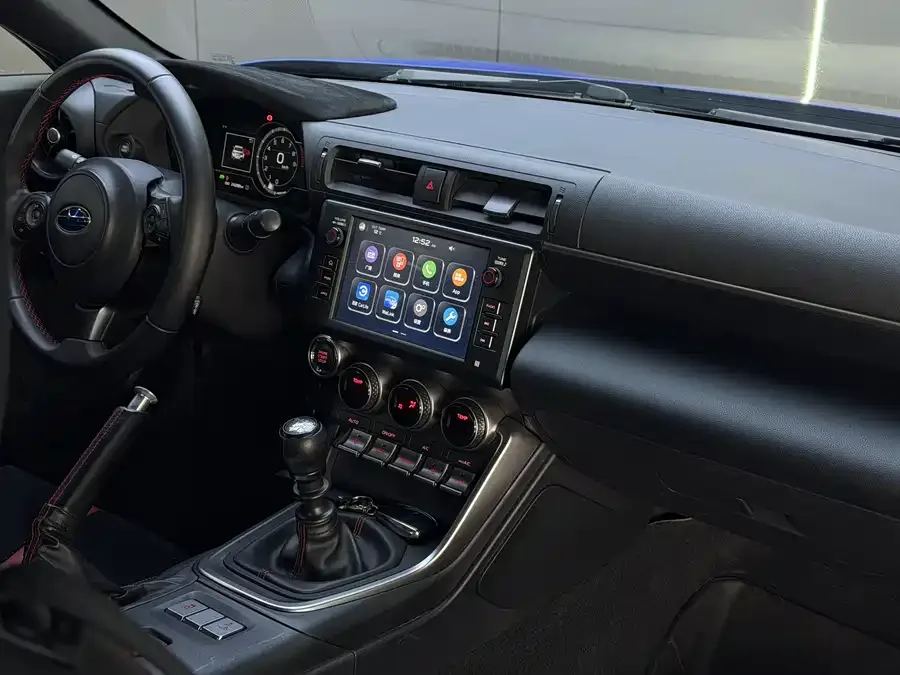 Subaru BRZ 2022 2.4L manual version 2022 — миниатюра 5