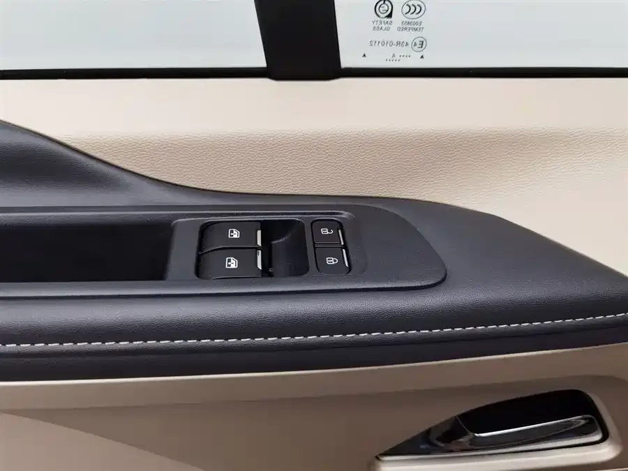 Maxus Xintu V70 Xintu V70 2025 2.0T Automatic Short Axle Low Top Luxury Edition 7 Seaters 2024 — миниатюра 3