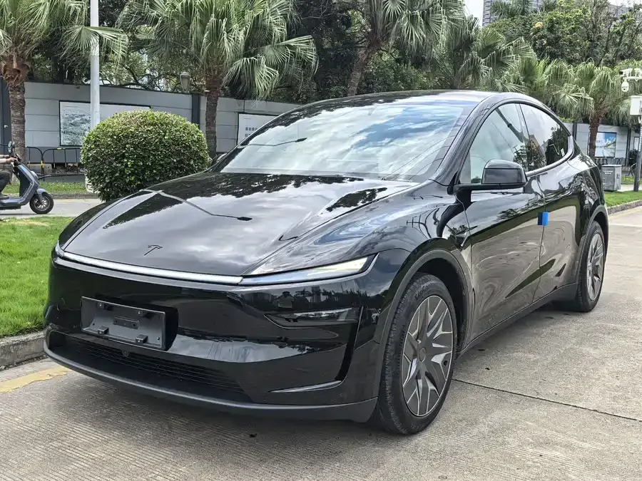 Tesla Model YL 2026