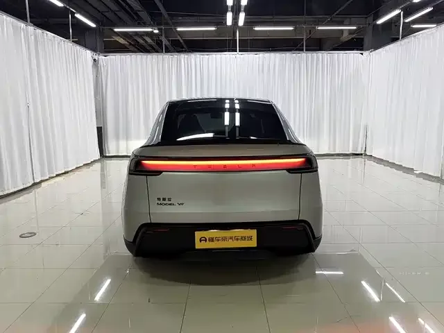 Tesla Model YL Model YL 2025 long-range all-wheel drive version 2025 — миниатюра 3