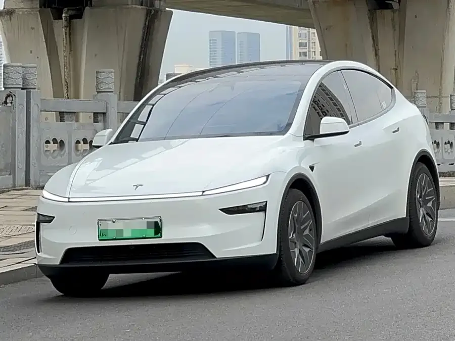 Tesla Model YL 2026