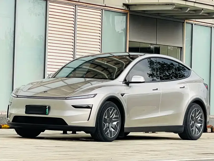 Tesla Model YL 2026