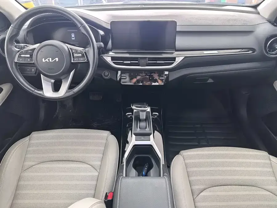 Kia K3 2023 1.5L CVT Luxury Edition 2022 — миниатюра 3