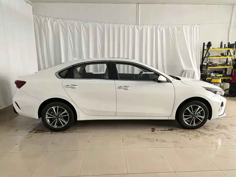 Kia K3 2023 1.5L CVT Luxury Edition 2022 — миниатюра 5