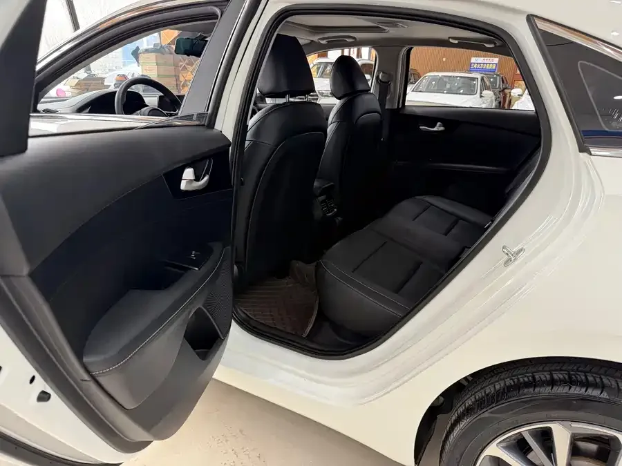 Kia K3 2021 facelift 1.5L CVT fashion version 2023 — миниатюра 5