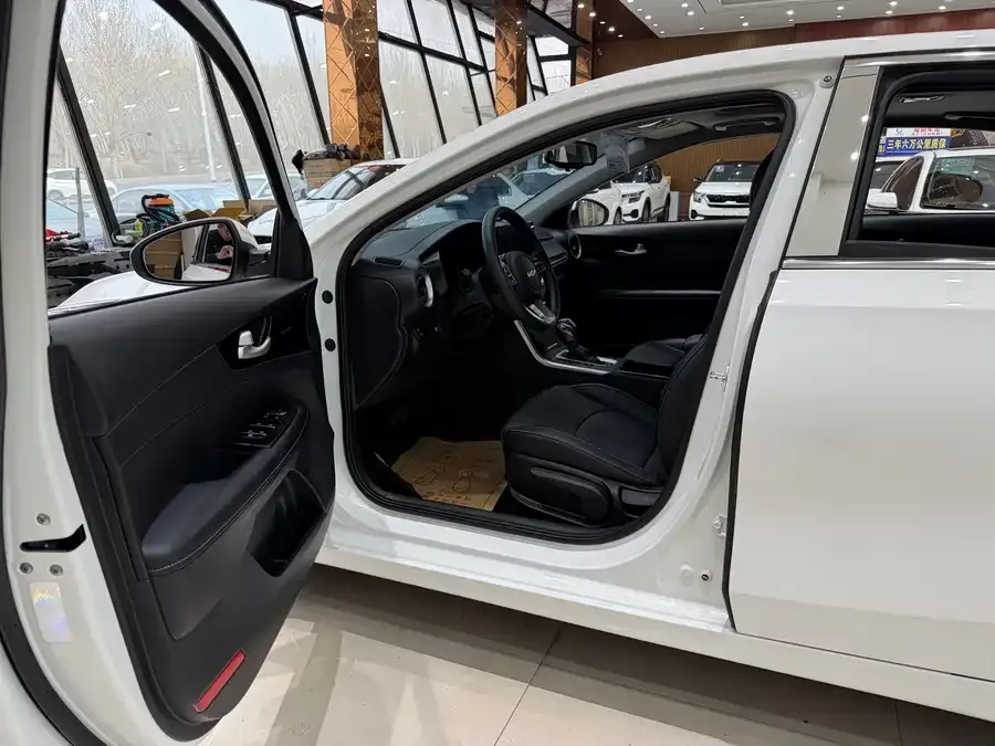 Kia K3 2021 facelift 1.5L CVT fashion version 2023 — миниатюра 4