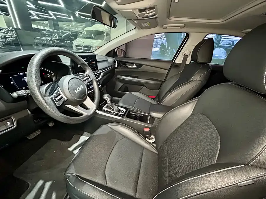 Kia K3 2021 facelift 1.5L CVT fashion version 2022 — миниатюра 3
