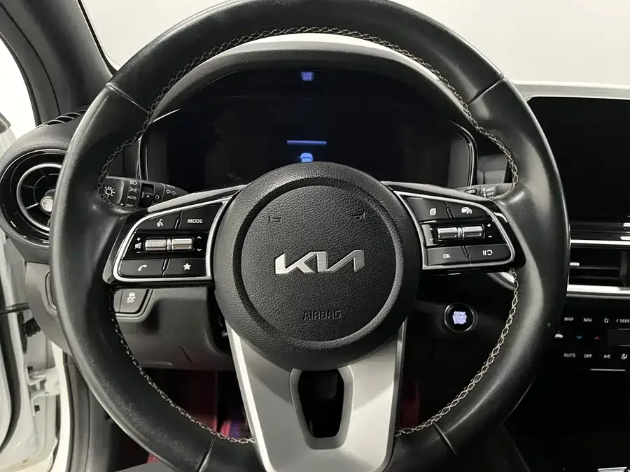Kia K3 2023 1.5L CVT Luxury Edition 2023 — миниатюра 4