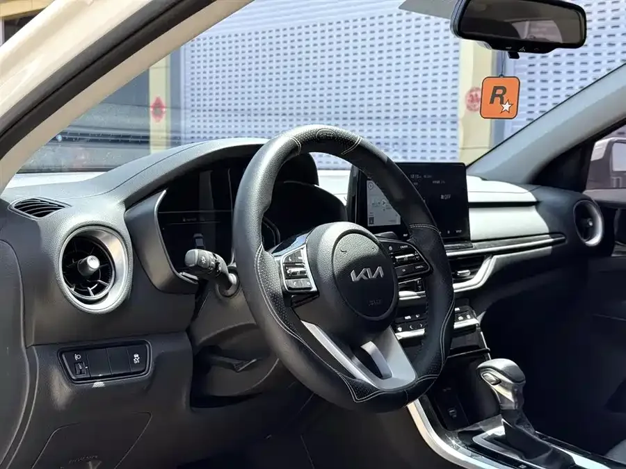 Kia K3 2023 1.5L CVT Luxury Edition 2022 — миниатюра 2
