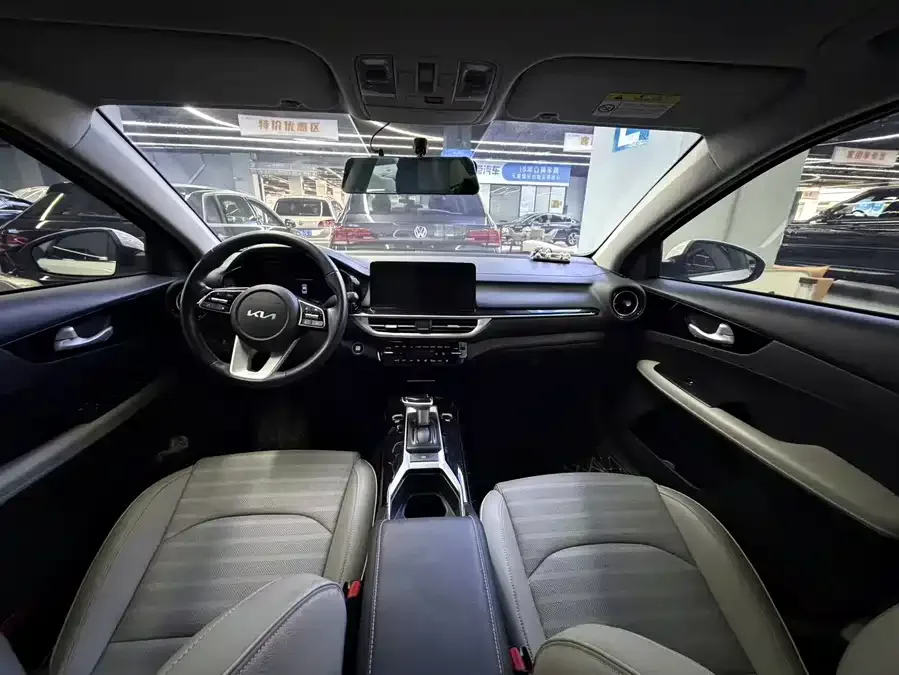 Kia K3 2023 1.5L CVT Luxury Edition 2023 — миниатюра 3