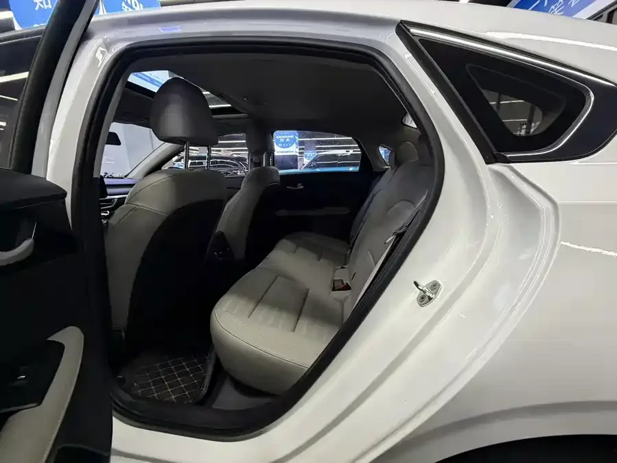 Kia K3 2023 1.5L CVT Luxury Edition 2023 — миниатюра 5