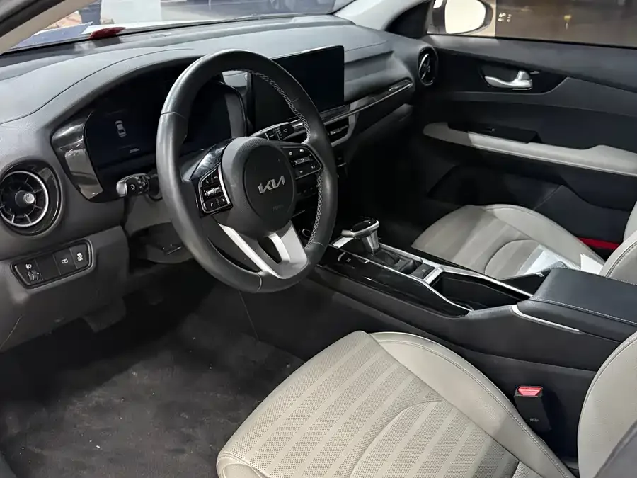 Kia K3 2023 1.5L CVT Luxury Edition 2023 — миниатюра 3