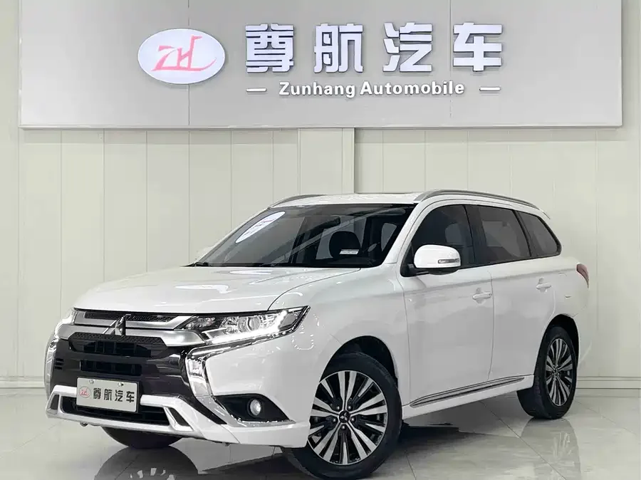 Mitsubishi Outlander Outlander 2021 facelift 2.0L 2WD Enjoy Edition 5 seats 2023 — фото 1, купить с доставкой в Москву