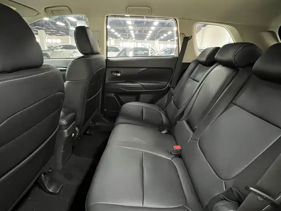Mitsubishi Outlander Outlander 2021 2.0L 2WD 5-seater 2022 — миниатюра 3