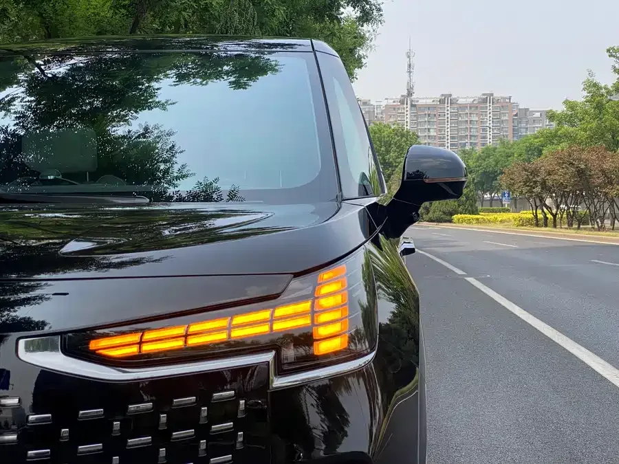 Volvo EM90 2025 Ultra six-seater 2025 — миниатюра 3