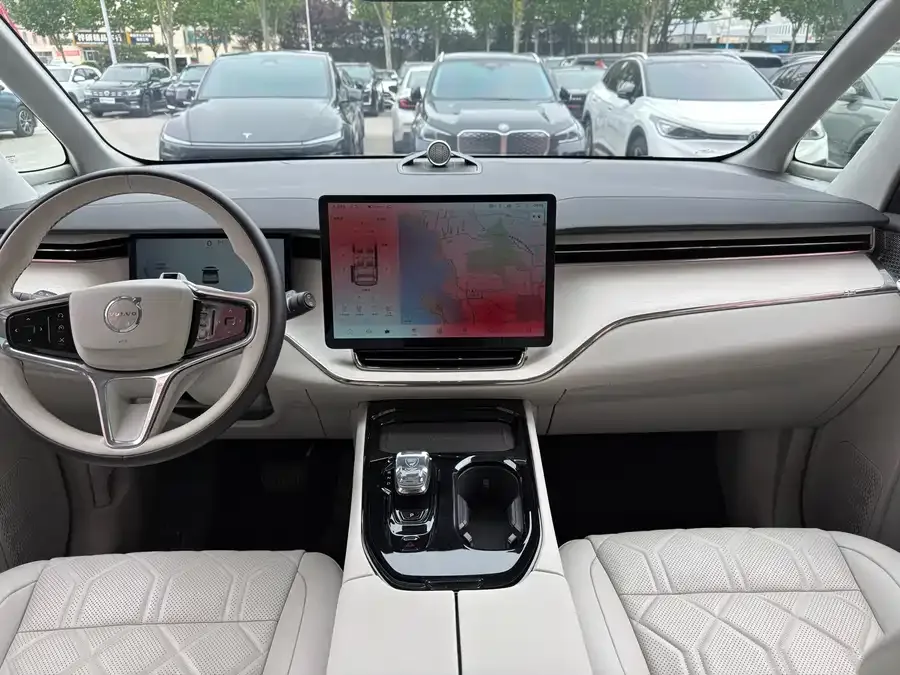 Volvo EM90 2025 Ultra six-seater 2024 — миниатюра 3