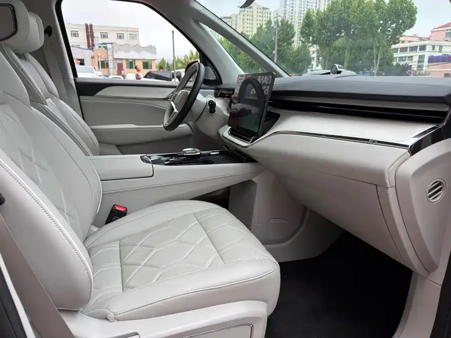 Volvo EM90 2025 Ultra six-seater 2024 — миниатюра 4