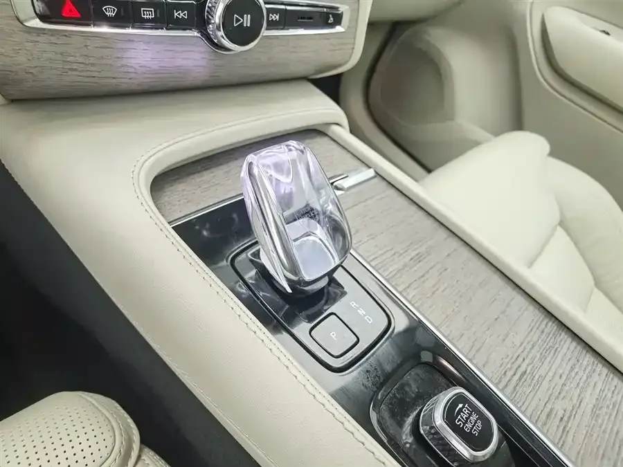 Volvo XC90 Plug-in Hybrid 2023 T8 RECHARGE Zhizun Luxury Edition 7 Seaters 2022 — миниатюра 4
