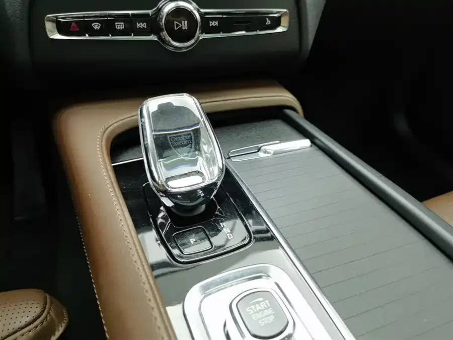 Volvo XC90 Plug-in Hybrid 2023 T8 RECHARGE Zhizun Luxury Edition 7 Seaters 2023 — миниатюра 4