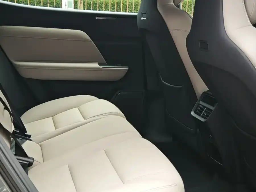 Volvo XC70 plug-in hybrid 2026 four-wheel drive long-range Core 2025 — миниатюра 2
