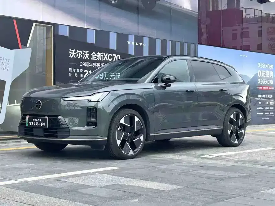 Volvo XC70 plug-in hybrid 2025