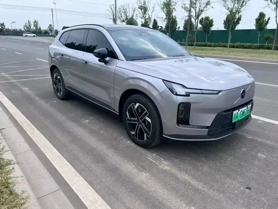 Volvo XC70 plug-in hybrid 2025