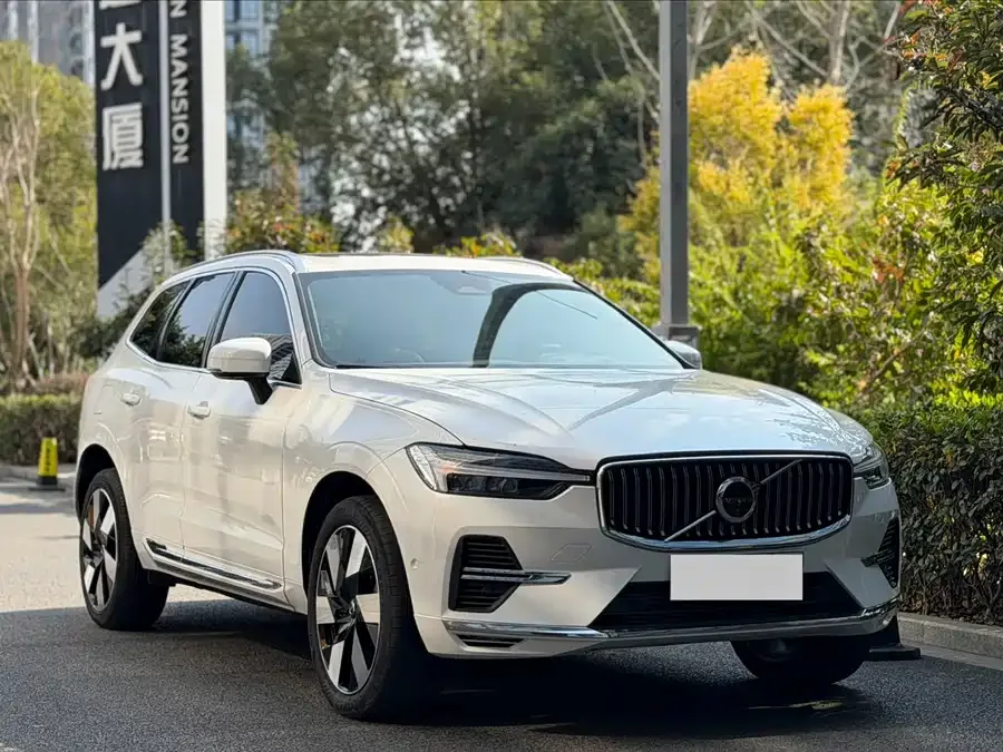 Volvo XC60 Plug-in Hybrid 2025