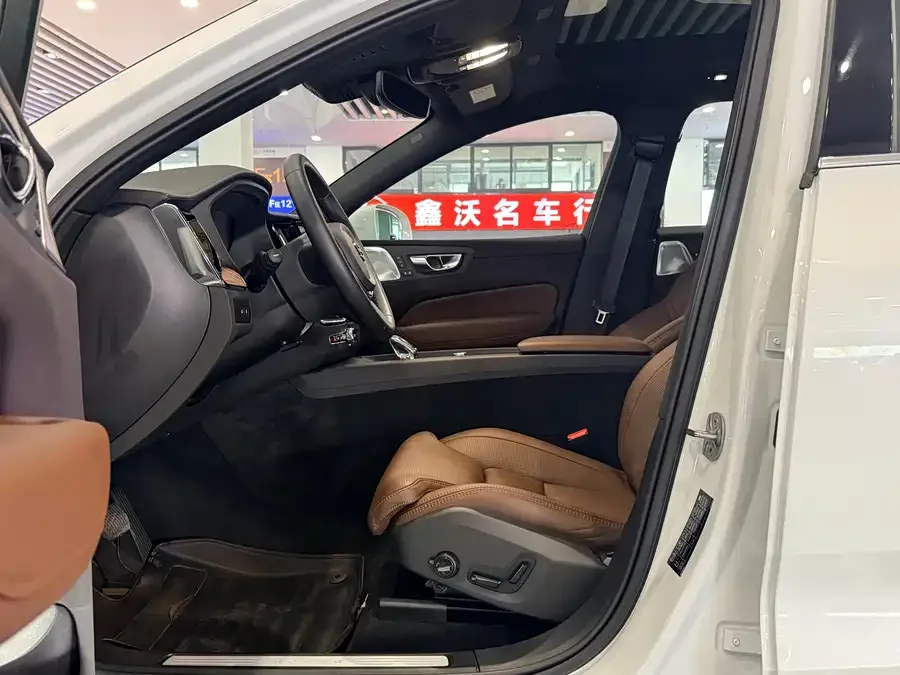 Volvo XC60 Plug-in Hybrid 2025 Plug-in Hybrid Long-range Four-wheel Drive Smart Luxury Edition 2024 — миниатюра 2