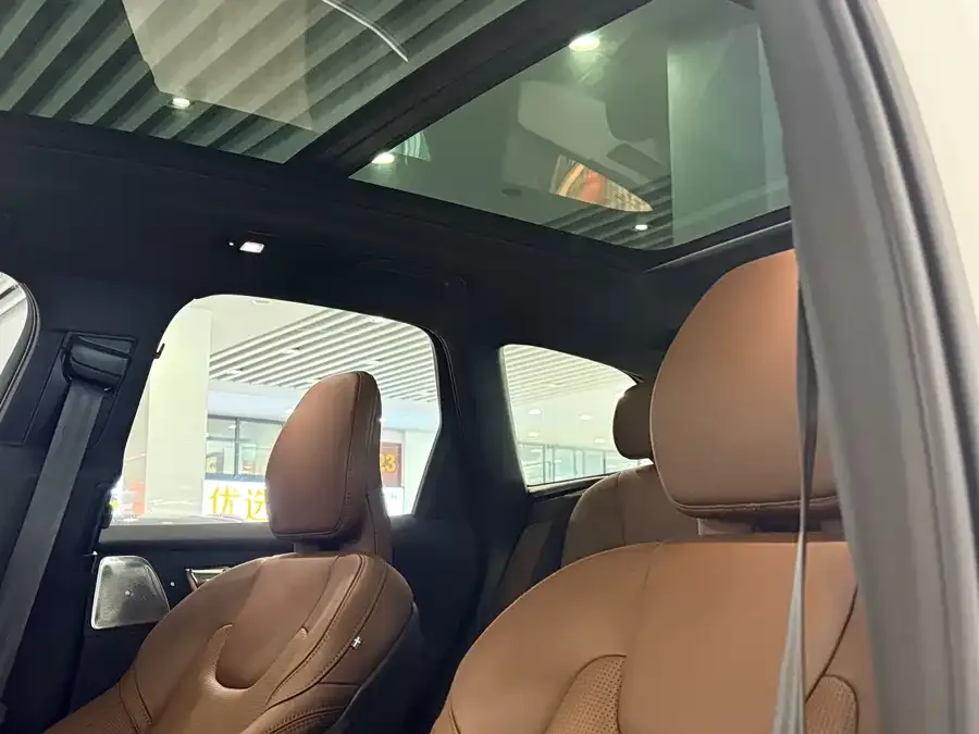 Volvo XC60 Plug-in Hybrid 2025 Plug-in Hybrid Long-range Four-wheel Drive Smart Luxury Edition 2024 — миниатюра 3
