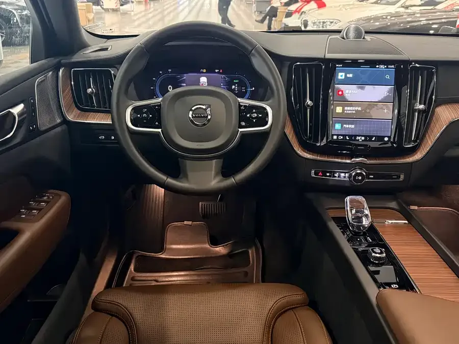 Volvo XC60 Plug-in Hybrid 2025 Plug-in Hybrid Long-range Four-wheel Drive Smart Luxury Edition 2024 — миниатюра 5