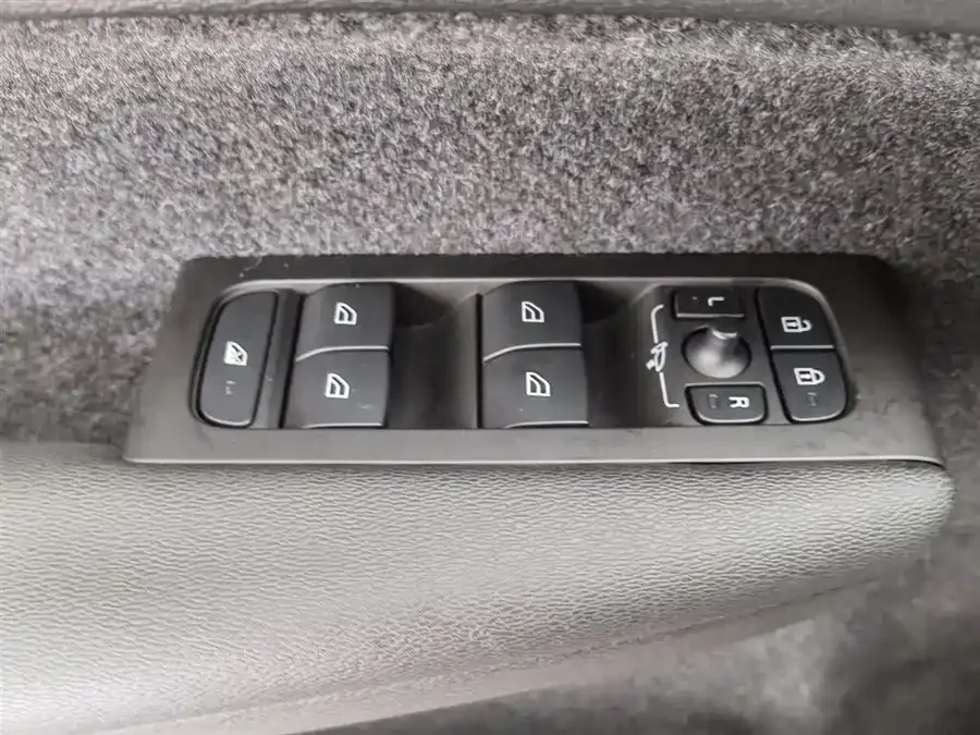 Volvo XC40 2022 T4 four-wheel drive smart travel fashion version 2022 — миниатюра 3