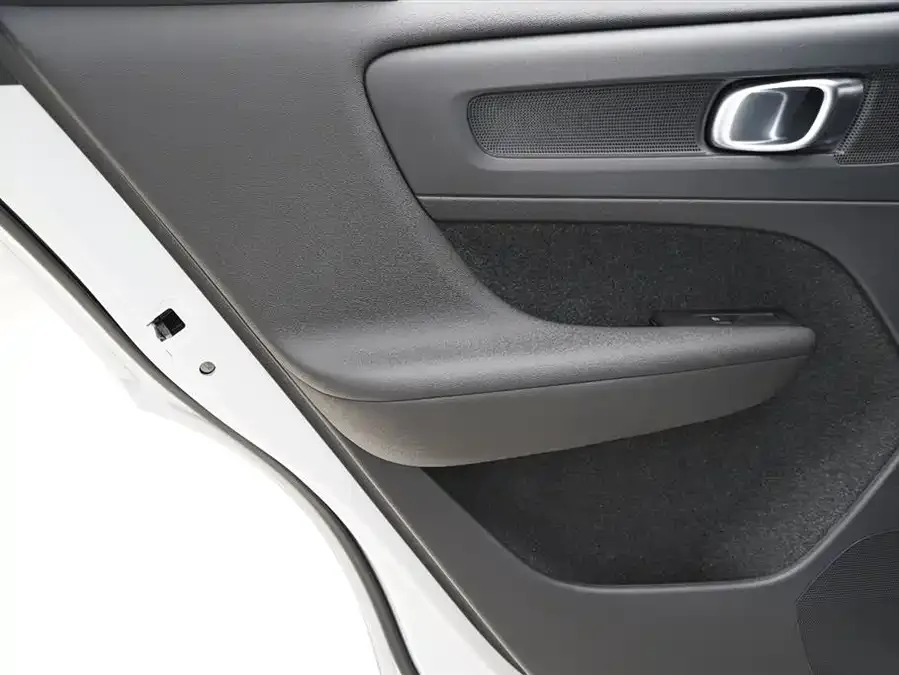 Volvo XC40 2024 B3 Zhiyuan Luxury Edition 2024 — миниатюра 4