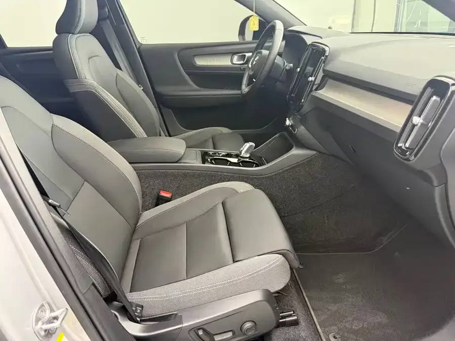 Volvo XC40 2023 B3 Zhiyuan Luxury Edition 2023 — миниатюра 3