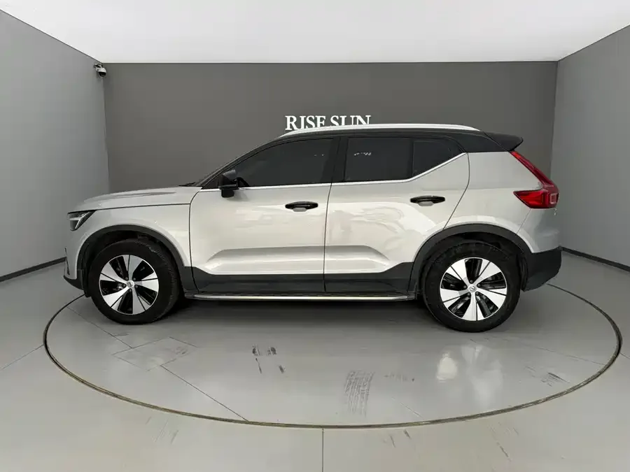 Volvo XC40 2023 B3 Zhiyuan Luxury Edition 2023 — миниатюра 4