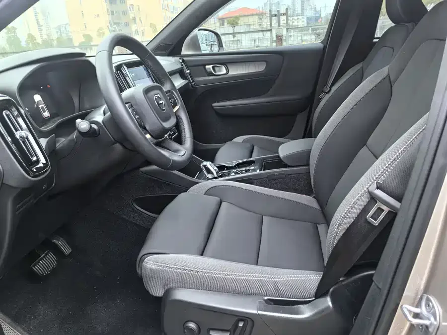 Volvo XC40 2024 B3 Zhiyuan Luxury Edition 2024 — миниатюра 3
