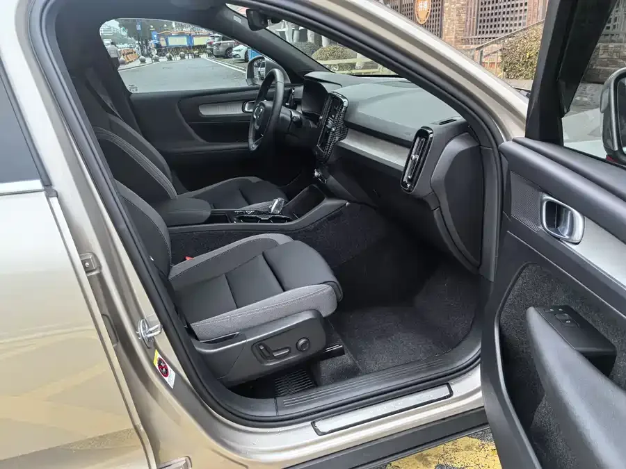 Volvo XC40 2024 B3 Zhiyuan Luxury Edition 2024 — миниатюра 4