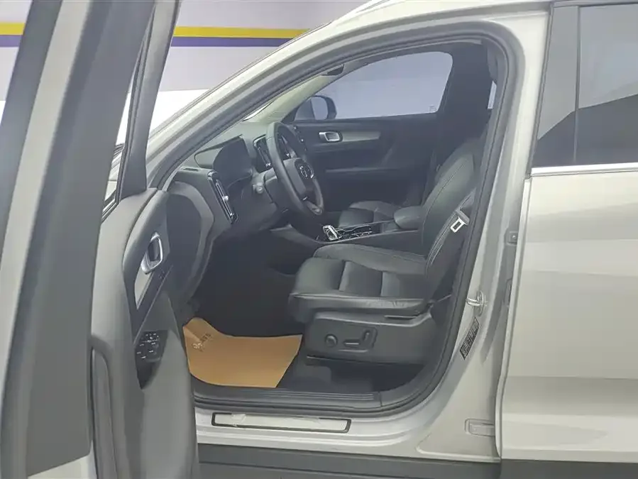 Volvo XC40 2023 B4 4WD Zhiyuan Luxury Edition 2023 — миниатюра 3
