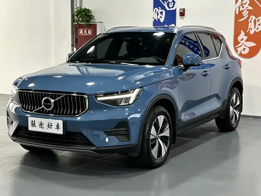 Volvo XC40 2023 B3 Zhiyuan Luxury Edition 2022 — фото 1, купить с доставкой в Москву