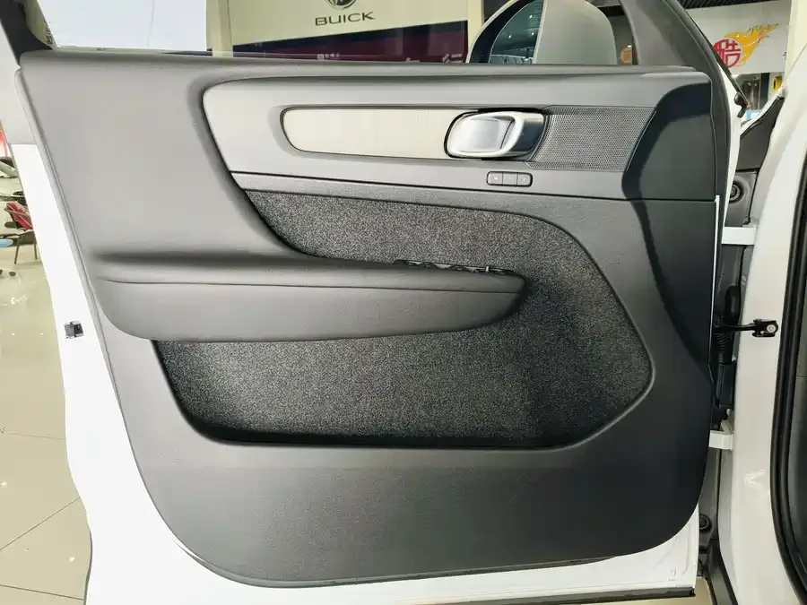Volvo XC40 2023 B3 Zhiyuan Luxury Edition 2023 — миниатюра 3