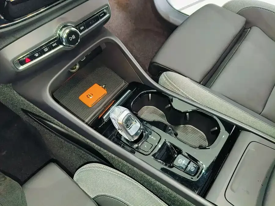 Volvo XC40 2023 B3 Zhiyuan Luxury Edition 2023 — миниатюра 4
