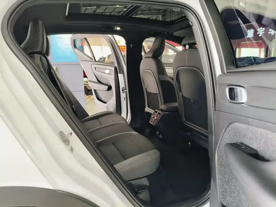 Volvo XC40 2023 B3 Zhiyuan Luxury Edition 2023 — миниатюра 5