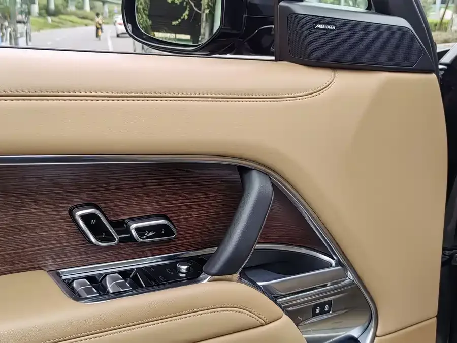 Land Rover Range Rover Range Rover 2024 3.0 L6 360PS Grand Edition 2024 — миниатюра 3