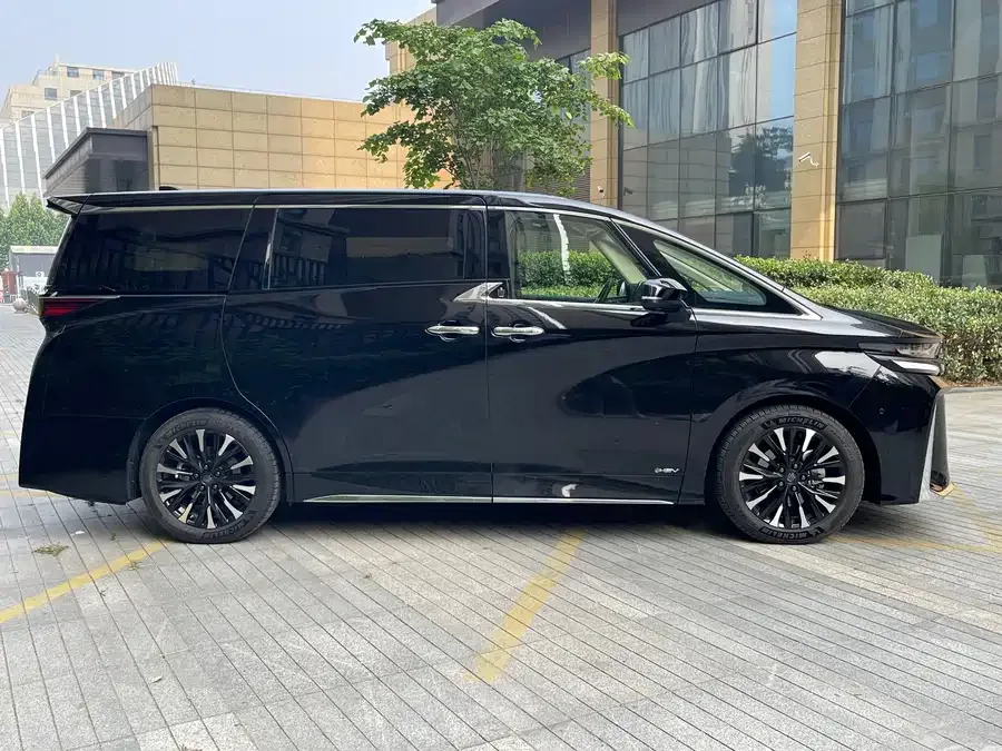 Toyota Crown Vellfire Vellfire 2025 Crown Hybrid 2.5L Ink Gold Executive Edition 2025 — миниатюра 4
