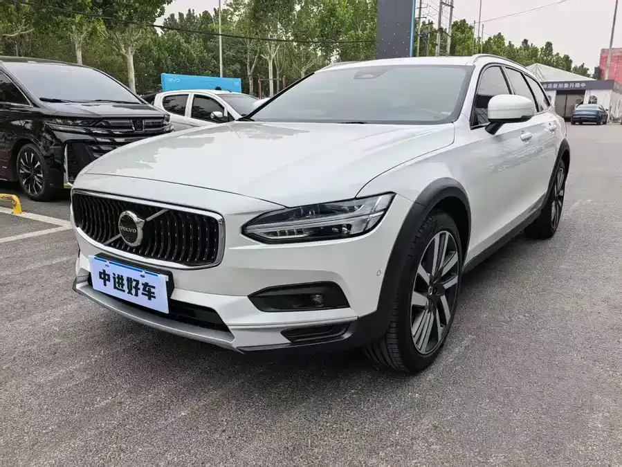 Volvo V90 2025