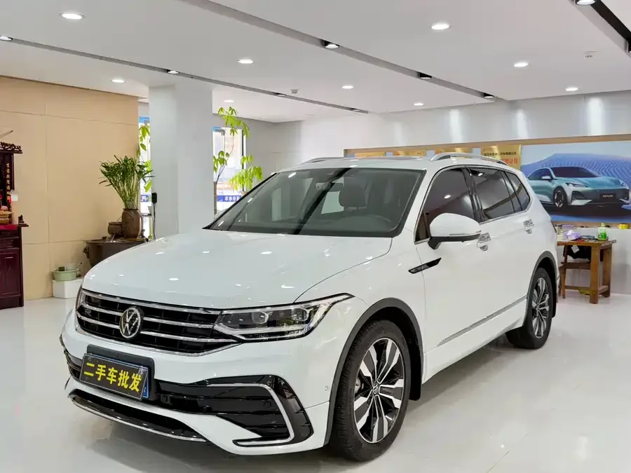 Volkswagen Tiguan L Tiguan L 2022 330TSI Automatic 2WD R-Line Enjoy Edition 2023 — фото 1, купить с доставкой в Москву